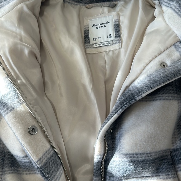 ANERCROMBIE MINI PUFFER W MOCK NECK ZIPPER AND BUTTONS. VERY WARM SIZE MEDIUM - Picture 5 of 5